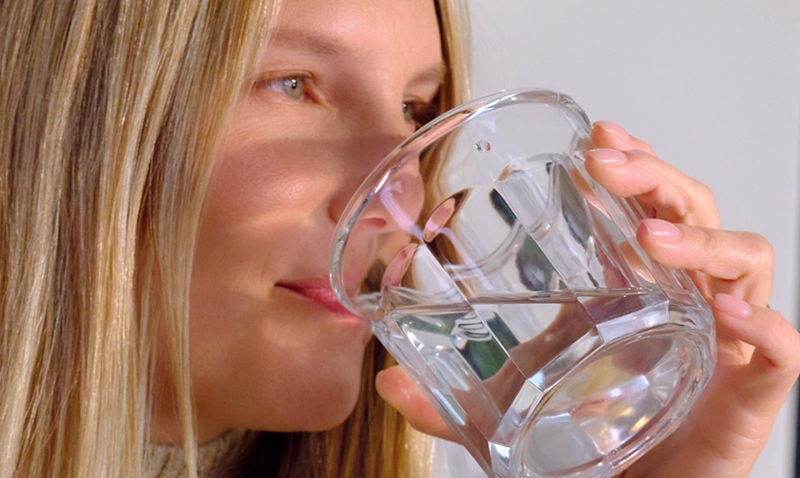 culligan-image-lady-with-glas-wide (1)