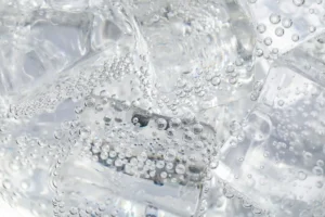 Gāzēts ūdens no „Culligan” ūdens automāta ar ledus kubiņiem
